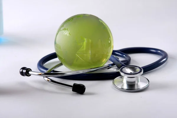 Stetoscopio e globo — Foto Stock
