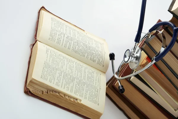 Stethoscoop op een stapel boeken — Stockfoto