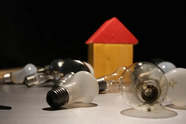 Ampoule et maison de jouets — Photo
