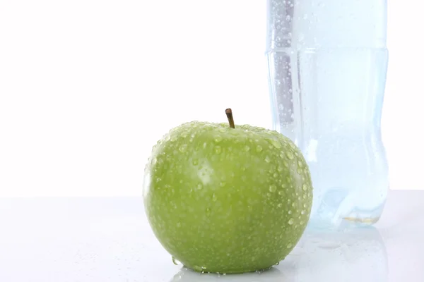 Manzana y botella de agua — Foto de Stock