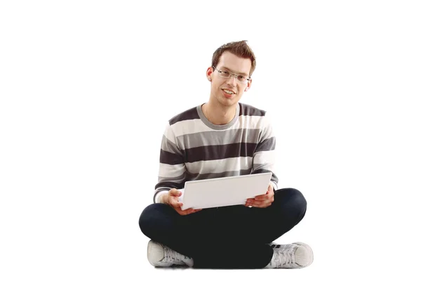 Mann sitzt mit Laptop auf dem Boden — Stockfoto