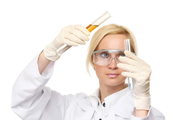 Meisje onderzoeken een reageerbuis in een science klasse — Stockfoto