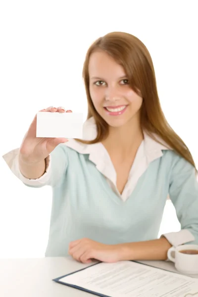 Joven mujer sosteniendo tarjeta — Foto de Stock