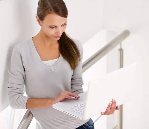 Mujer de negocios con portátil — Foto de Stock