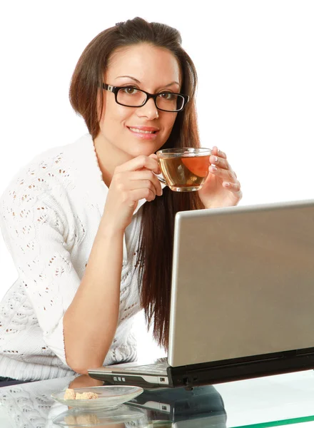 Mujer de negocios está bebiendo té — Foto de Stock