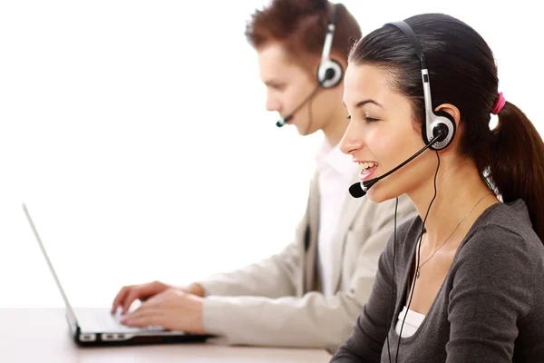 Persone che lavorano in un call center — Foto Stock