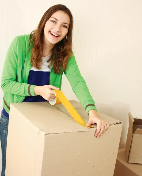 Mudança de casa, mulher com caixas — Fotografia de Stock