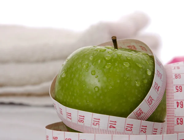 Green apple and a measuring tape — Stock Photo, Image