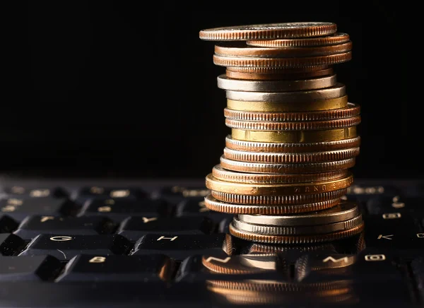 Monedas de pila en el teclado — Foto de Stock