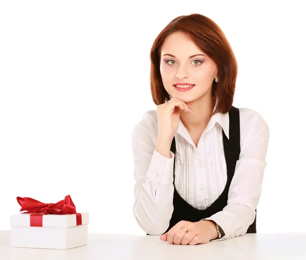 Mulher de negócios com caixa de presente com arco vermelho — Fotografia de Stock
