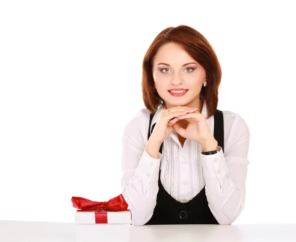 Donna d'affari con confezione regalo con fiocco rosso — Foto Stock