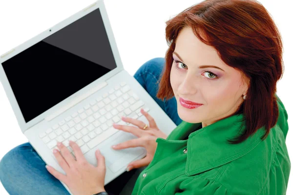 Kvinde, der bruger laptop - Stock-foto
