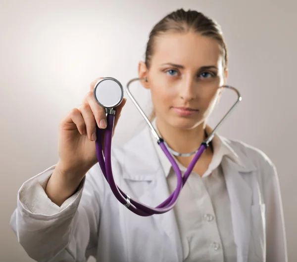 Kvinnlig läkare som använder stetoskop — Stockfoto