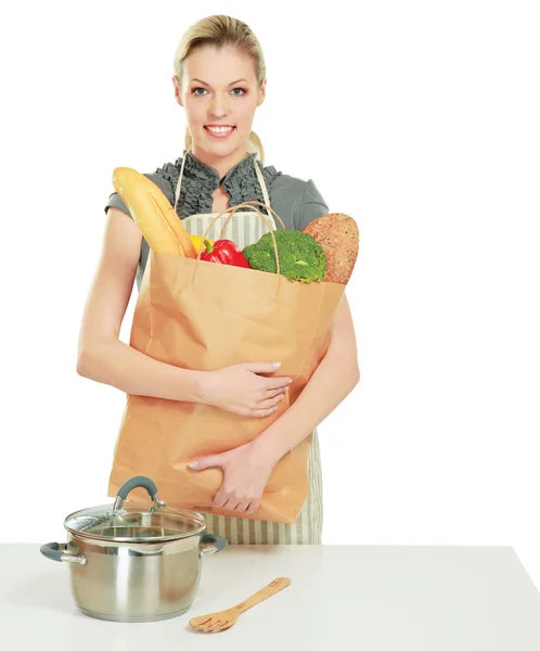 Mujer en delantal con bolsa de supermercado — Foto de Stock