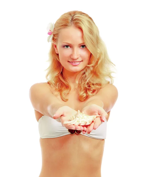 Beautiful woman in bikini giving a seashell — Stock Photo, Image