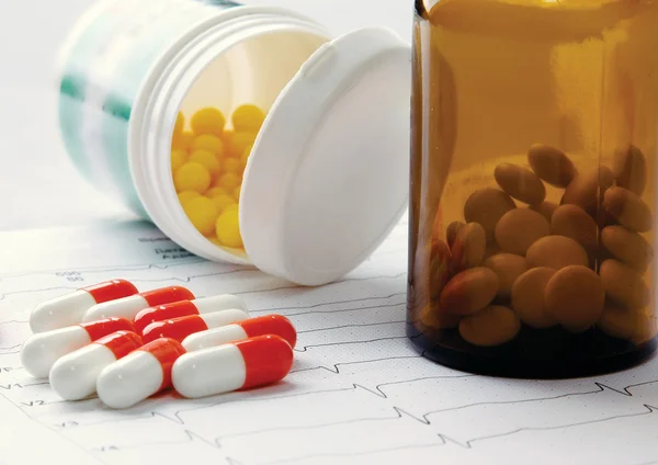 Pills on the cardiogram — Stock Photo, Image