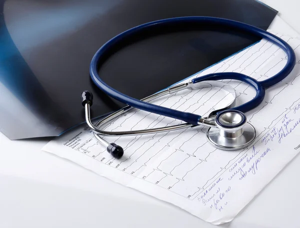 Stethoscope on the cardiogram — Stock Photo, Image