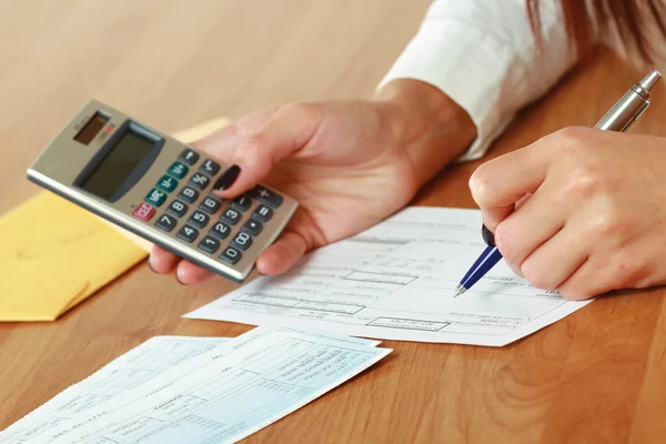 Jovem mulher usando uma calculadora — Fotografia de Stock