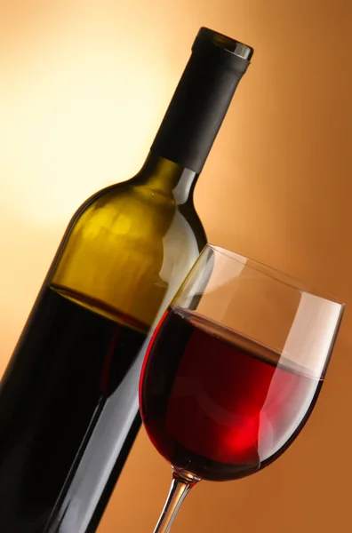 Bir bardak şarap ve bir şişe — Stok fotoğraf