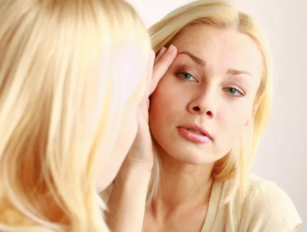 Vrouw van haar mooie huid zorg — Stockfoto