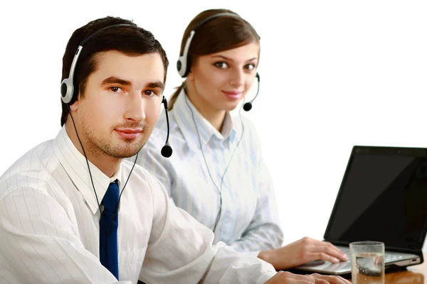 Unga människor som arbetar i ett callcenter — Stockfoto