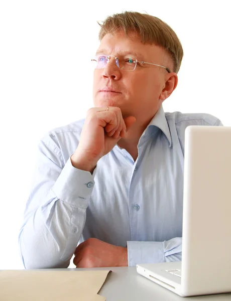 Homem sentado na frente de um laptop — Fotografia de Stock
