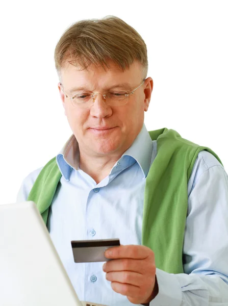 男子与一台笔记本电脑，手持一张信用卡 — 图库照片