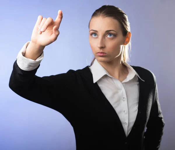 Mujer joven mostrando algo — Foto de Stock