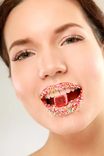 Vrouw lippen met veelkleurige parels — Stockfoto