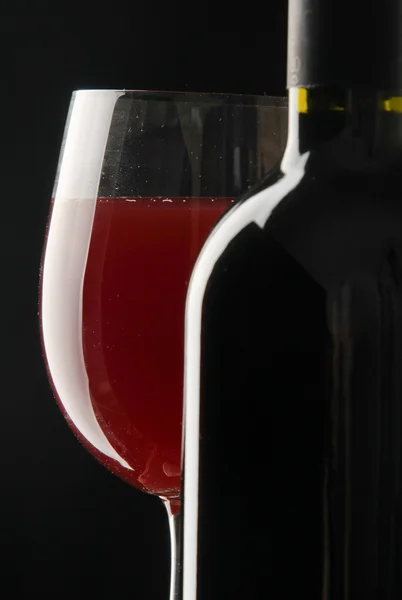 Botella con vino tinto y copa — Foto de Stock