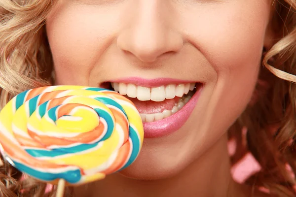 Joven mujer feliz con piruleta —  Fotos de Stock