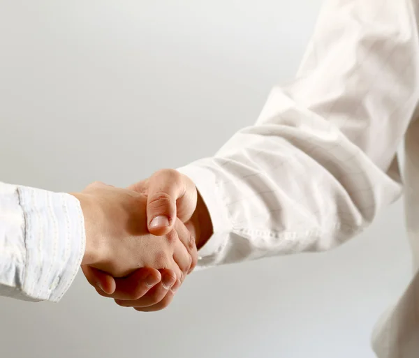 Close-up van een zakelijke handdruk — Stockfoto