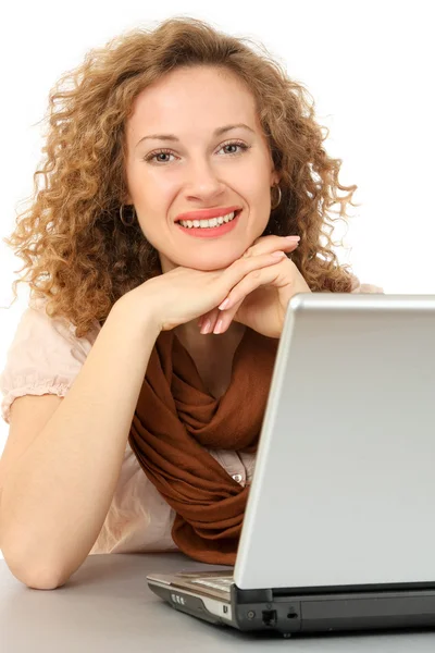 Jeune femme avec un ordinateur portable — Photo