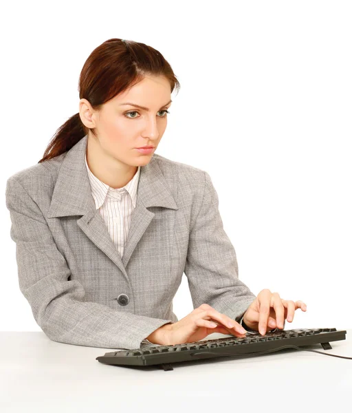 Femme d'affaires assise sur le bureau — Photo