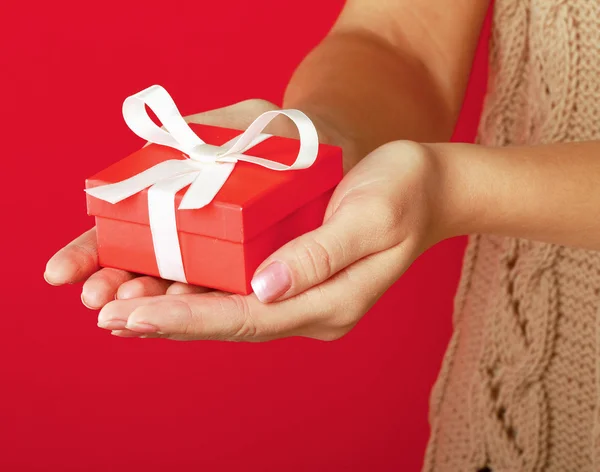 Female hand holding gift box — Stock Photo, Image