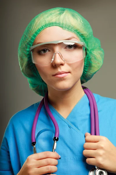 Ženský lékař v uniformě — Stock fotografie
