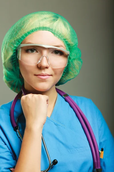 Médico feminino em uniforme — Fotografia de Stock