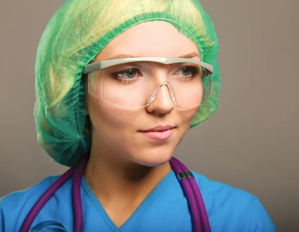 Kobieta lekarz w mundurze — Zdjęcie stockowe