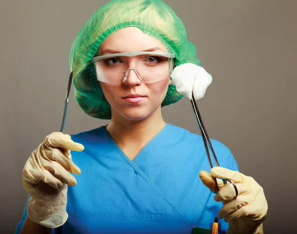 Woman doctor surgeon (or nurse) with scalpel — Stock Photo, Image