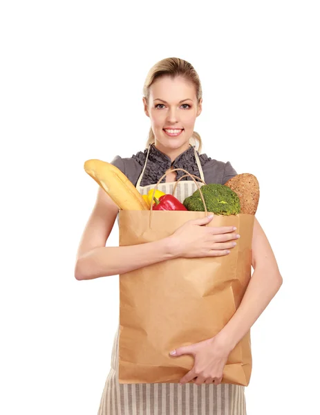 Mujer en delantal sosteniendo bolsa de comestibles — Foto de Stock