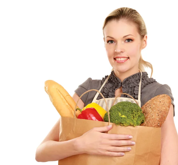 Женщина в фартуке держит пакет с продуктами — стоковое фото
