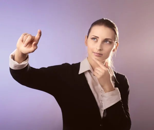 Giovane donna mostrando qualcosa — Foto Stock