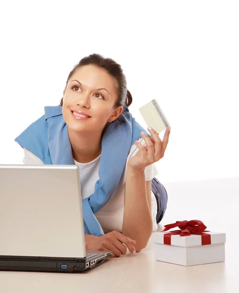 Mujer con laptop, tarjeta de crédito y caja de regalo — Foto de Stock