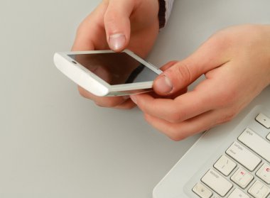 bir cep telefonu kullanan adam