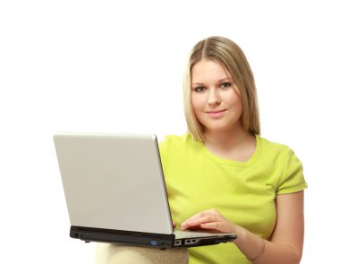 bir dizüstü bilgisayar ile kanepede oturan kadın