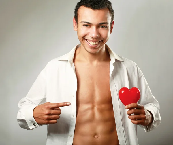 Człowiek posiadający czerwonym sercem na ręce — Zdjęcie stockowe