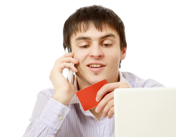 Homme avec une carte de crédit devant un ordinateur portable — Photo