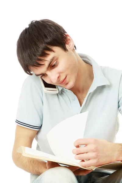 Man praten over de telefoon en map met papieren te houden — Stockfoto