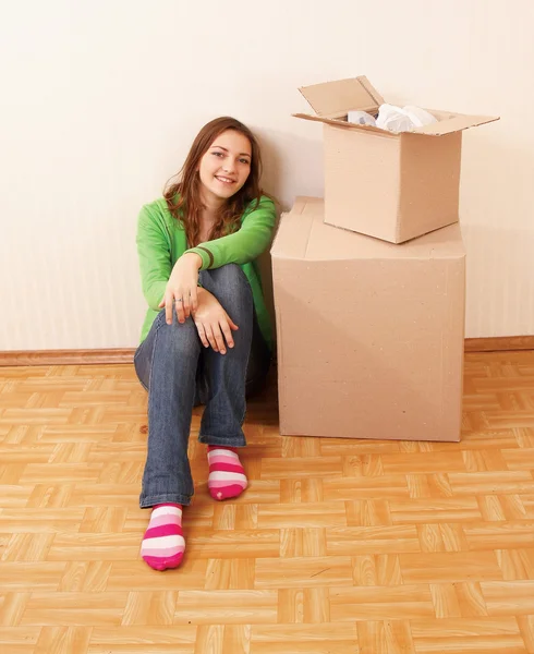 Mujer sentada en el suelo cerca de la caja —  Fotos de Stock