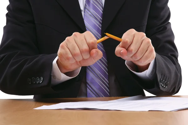 Ein wütender Geschäftsmann zerbricht einen Bleistift — Stockfoto